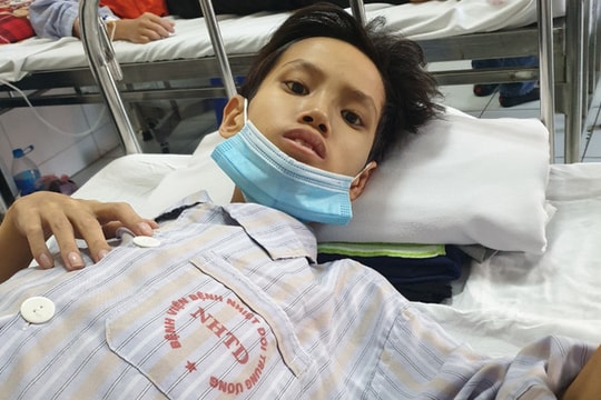 Nghẹn lòng cậu bé mồ côi cha, bụng to như trống vì bệnh tật