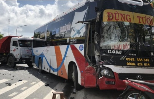 Xe khách giường nằm va chạm với xe ben, nhiều người hoảng loạn