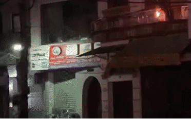 Người ném bom xăng sang nhà hàng xóm đối diện mức án nào?