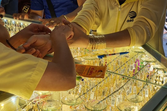 Doanh nghiệp vàng đồng loạt tung khuyến mại trong ngày Black Friday
