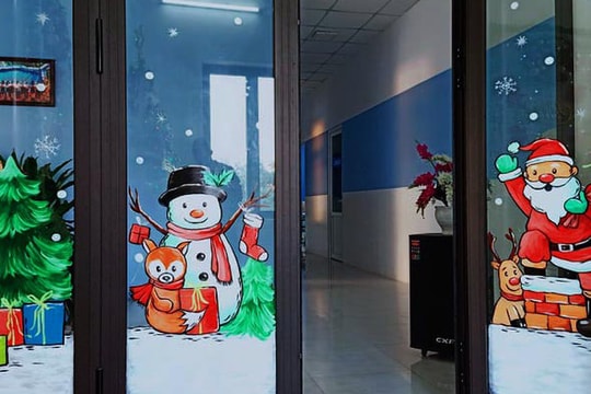 Ông già Noel hân hoan bay trên cửa kính, "xin" luôn chủ quán 2 triệu đồng