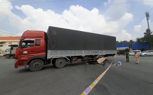 Tin giao thông ngày 12/12: Xe máy va chạm xe tải, nam thanh niên tử vong thương tâm