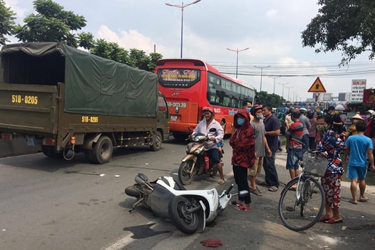 Tin giao thông ngày 14/12: Xe đầu kéo va chạm xe máy, đôi nam nữ thương vong 
