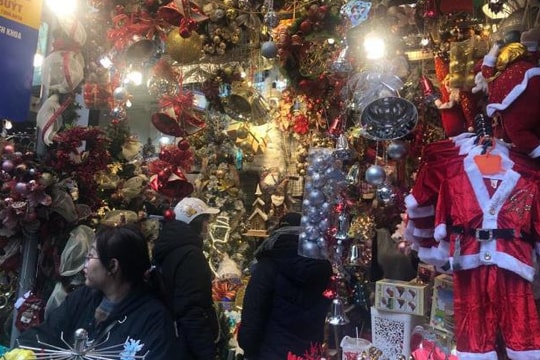 Thị trường Hà Nội rực rỡ mùa Giáng sinh, người mua vẫn thưa thớt