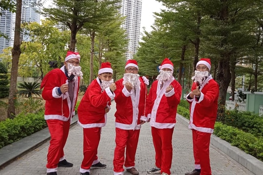 Ông già Noel tấp nập xuống phố: Mặt bịt khẩu trang, tay thu tiền triệu