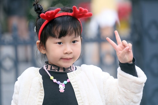 Hà Nội: Người dân nô nức kéo đến Nhà thờ Lớn check-in trước lễ Giáng sinh