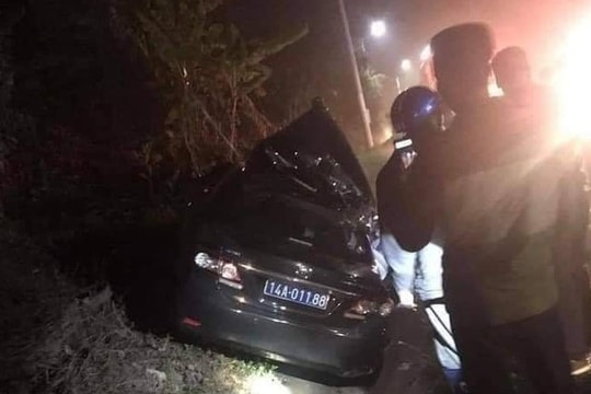 Tin TNGT ngày 26/12: Xe biển xanh va chạm container, 4 người bị thương