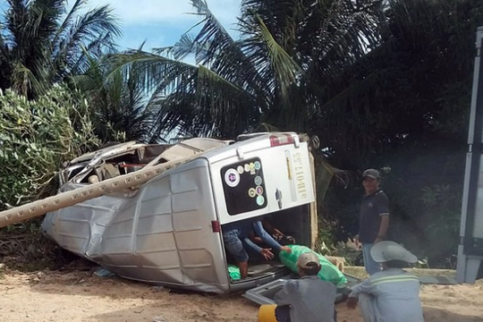 Ô tô 16 chỗ nổ lốp, tông gãy cột điện rồi lật ngang khiến nhiều người thương vong
