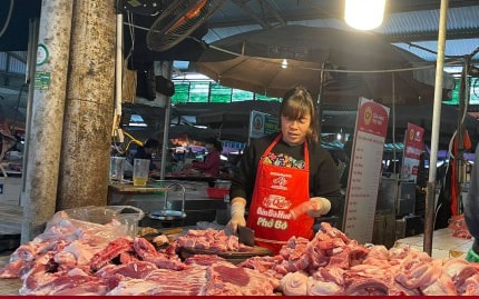 Giá lợn hơi tăng vọt, tiểu thương lo 'ế' khách dịp Tết