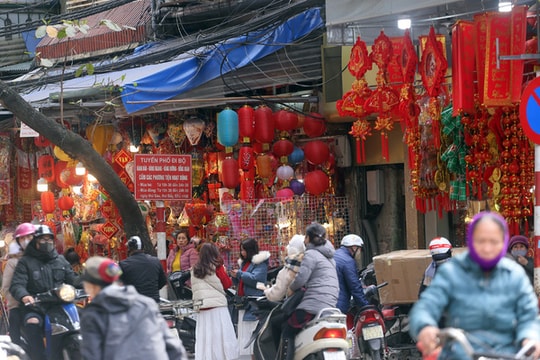 Vừa bước vào năm mới 2021, người dân đã nô nức mua sắm đồ trang trí Tết Nguyên đán