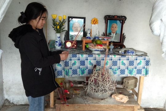 Xót thương cô bé chỉ trong vòng 2 tháng chịu tang cả bố lẫn mẹ