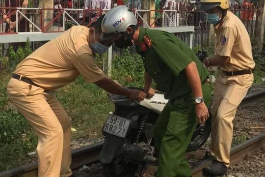 Tin giao thông ngày 26/1: Va chạm với xe bồn, 2 ông cháu tử vong thương tâm