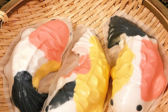 Độc đáo cá chép bánh trôi "bơi" tung tăng trước Tết ông Công ông Táo