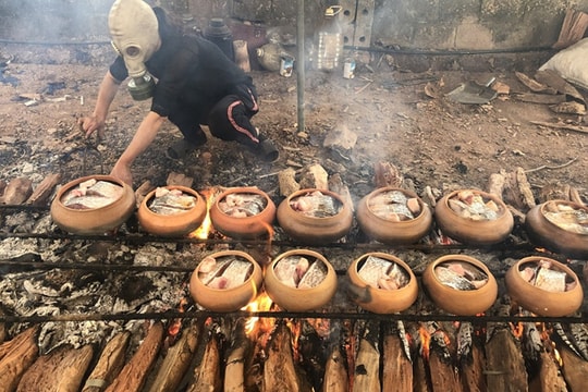 Ảnh: Cả làng nổi lửa suốt đêm làm món đặc sản đắt đỏ ngày Tết