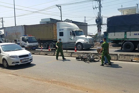 Nam thanh niên đi máy tự tông vào dải phân cách, rồi văng qua làn ô tô tử vong