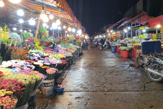 Chợ hoa Tết sầm uất nhất Hà Nội vắng "chưa từng có" vì dịch Covid-19