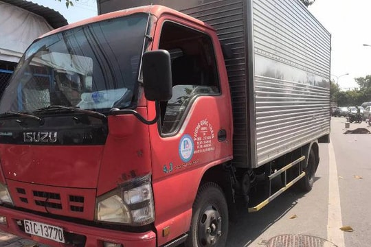 Xe máy va chạm với xe tải, ông và cháu trai tử vong thương tâm