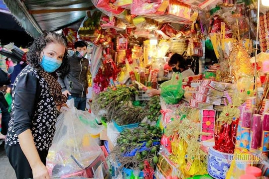 Dân Thủ đô đổ về phố hàng Mã sắm lễ cúng ông Công ông Táo