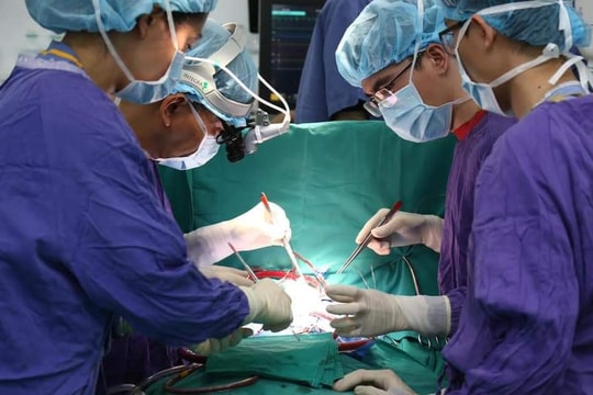 Bệnh viện Hữu nghị Việt Đức xác lập kỷ lục mới với ca ghép tim cho bệnh nhi 7 tuổi, nặng 16kg 