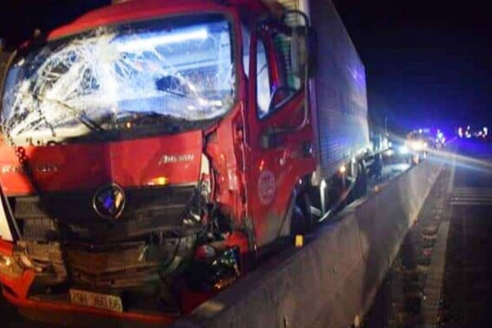 Tai nạn liên hoàn trên đường quốc lộ, tài xế và phụ xe tải tử vong tại chỗ