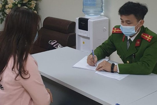 Nữ giám đốc tặng quà Tết bằng pháo