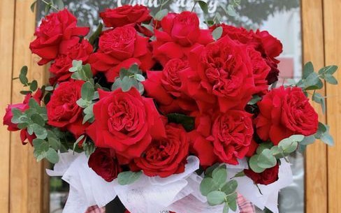 Cửa hiệu bán hoa, chocolate mở cửa xuyên Tết phục vụ Valentine