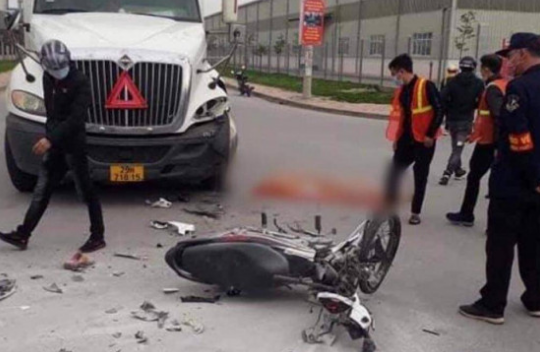 Tin TNGT ngày 16/2: Xe máy đâm vào dải phân cách, 2 người thương vong