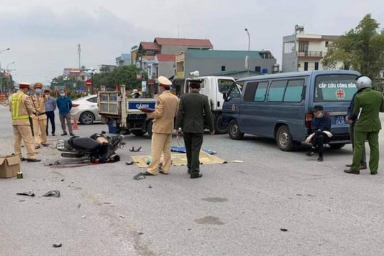 Tông vào ô tô, nam thanh niên đi xe máy tử vong tại chỗ
