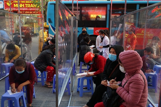 Người dân buộc phải khai báo y tế trước khi bước vào mua vàng ngày Thần tài