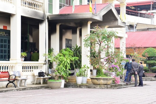 Sau tiếng nổ lớn, phát hiện kế toán trường học chết cháy trong phòng làm việc