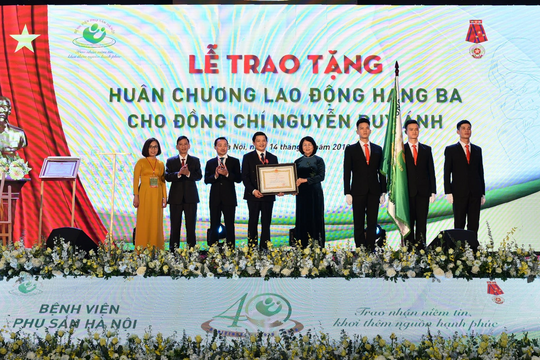 Bệnh viện Phụ sản Hà Nội đón nhận danh hiệu "Anh hùng Lao động trong thời kỳ đổi mới"