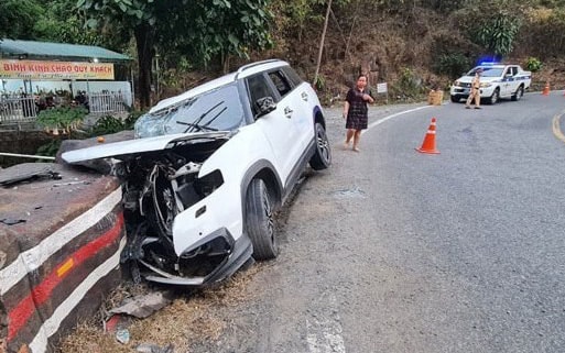 Ô tô khách đâm xe máy gãy đôi, nam thanh niên ngã xuống đường tử vong