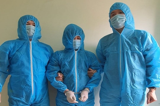 Hai đối tượng vận chuyển trái phép tiền tệ qua biên giới ra đầu thú