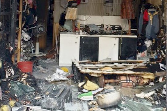 Người phụ nữ bị chồng hờ khóa cửa, tạt xăng đốt đã tử vong