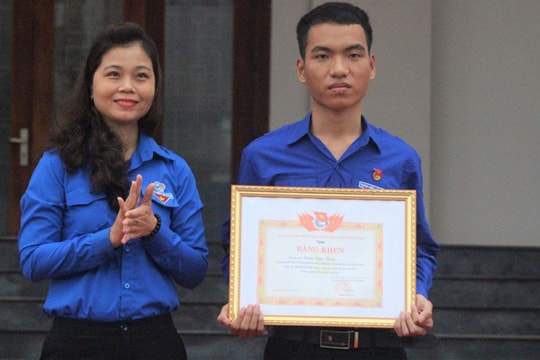 Tặng bằng khen cho chàng trai dũng cảm lao xuống biển cứu 3 học sinh thoát chết