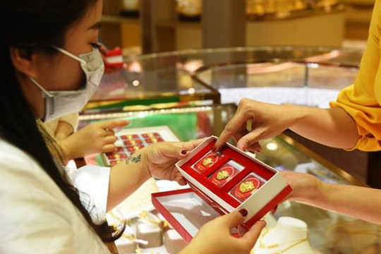 Giá vàng giảm sâu xuống ngưỡng nhạy cảm, chênh lệch cao chót vót