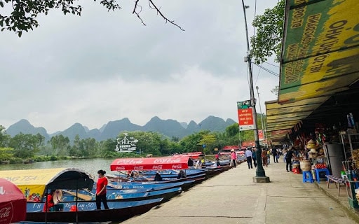 Chùa Hương vắng vẻ trong ngày khai hội