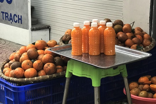 Túc tắc ngày vắt 3 tạ cam sành đóng chai, tiểu thương thu về tiền triệu