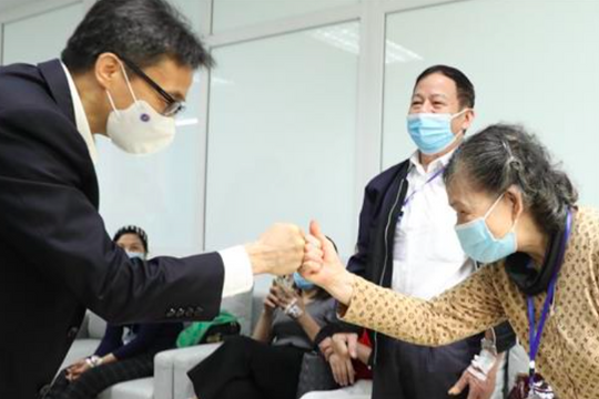 Phó Thủ tướng Vũ Đức Đam thăm tình nguyện viên tiêm thử vaccine Nano Covax