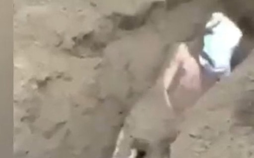 Điều tra clip ghi cảnh một thanh niên bị chôn sống