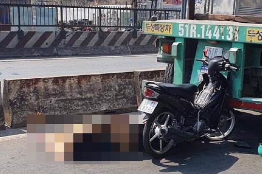 Tự tông vào đuôi xe container, nam thành niên đi xe máy tử vong