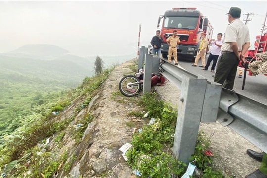 Cứu nam thanh niên rơi xuống vực sâu ở đèo Hải Vân