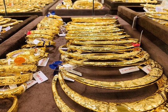 Giá vàng giảm gần nửa triệu đồng mỗi lượng