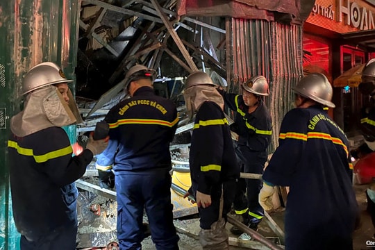 Sập giàn giáo công trình, một công nhân mắc kẹt