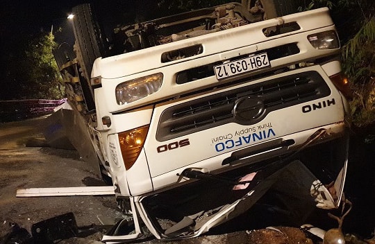 Tin TNGT ngày 3/4: Xe máy va chạm với xe tải, 2 nữ sinh tử vong