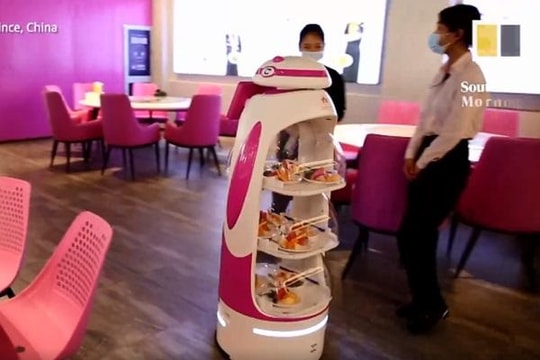 Robot biết nấu ăn và phục vụ thực khách ở Trung Quốc