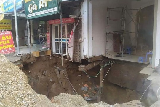 Cận cảnh hố tử thần sâu 5m "nuốt" nhà dân ở Hà Nội