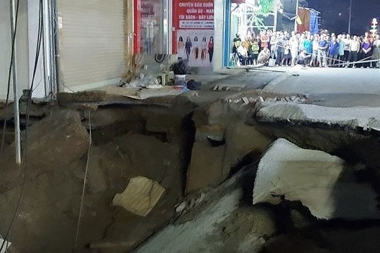 Hà Nội: Xuất hiện hố "tử thần" sâu 5m, tạm thời sơ tán các hộ dân xung quanh