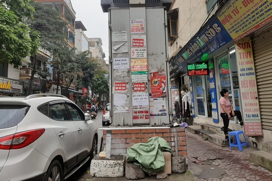 Phố phường Hà Nội nhếch nhác vì 'rác' quảng cáo