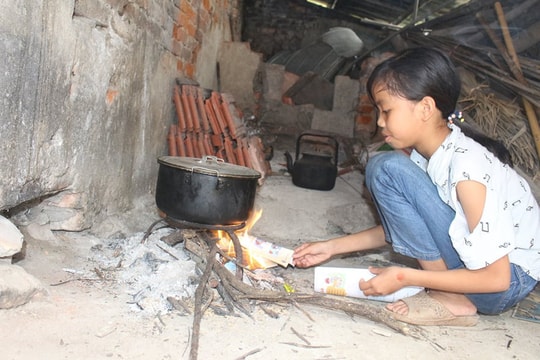 Mẹ mất do bệnh ung thư, nữ sinh lớp 6 côi cút hàng ngày chống chọi với bệnh hở van tim 3 lá